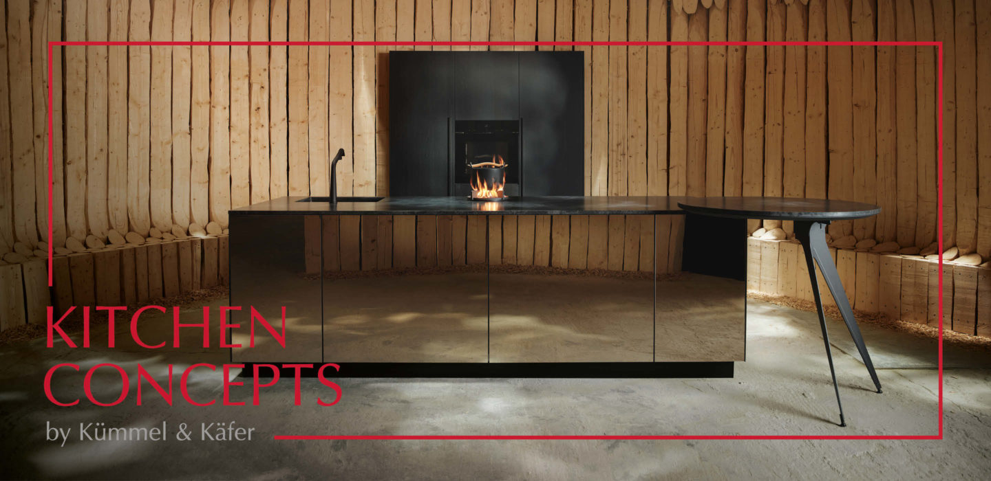 Hochglanz Küchenzeile mit Feuerstelle im Hintergrund in einem Holzraum. – kitchen concepts by Kümmel & Käfer