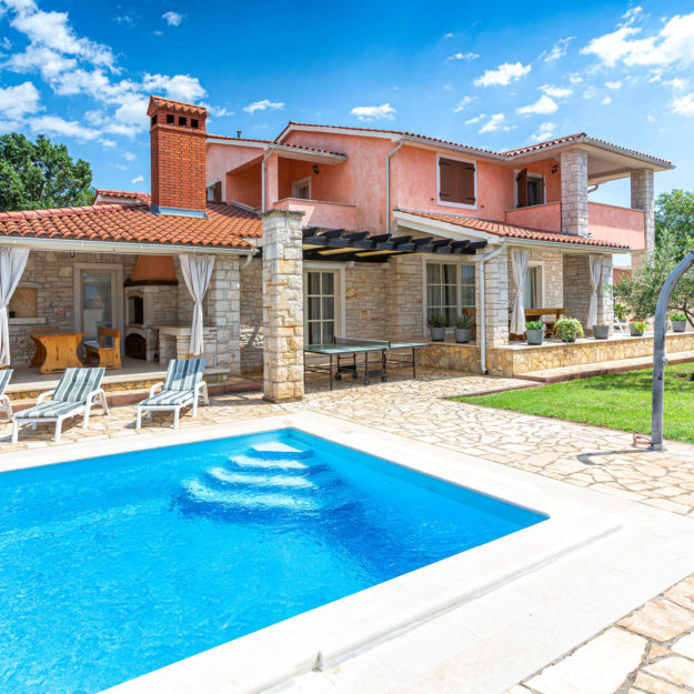 Eine Finca mit Pool.