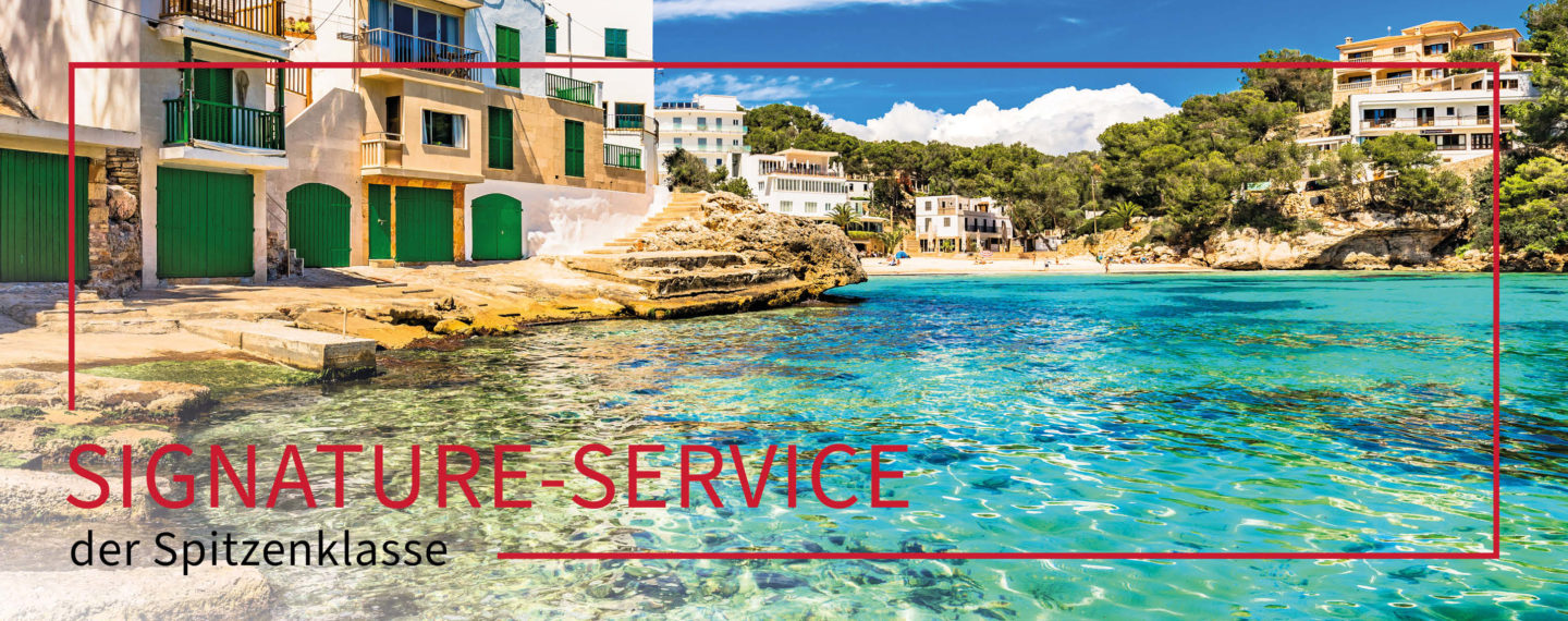 Mallorkinische Küste mit Häusern. Darauf steht "Signature-Service der Spitzenklasse" – Service auf Mallorca