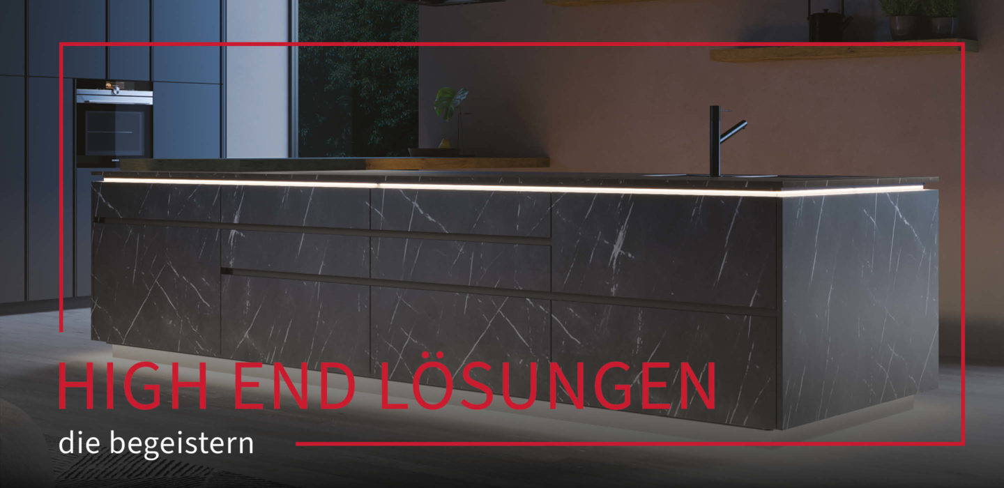Schwarze Küche in Granitsteinoptik mit Kehlbeleuchtung. Darauf steht "High End Lösungen die begeistern"