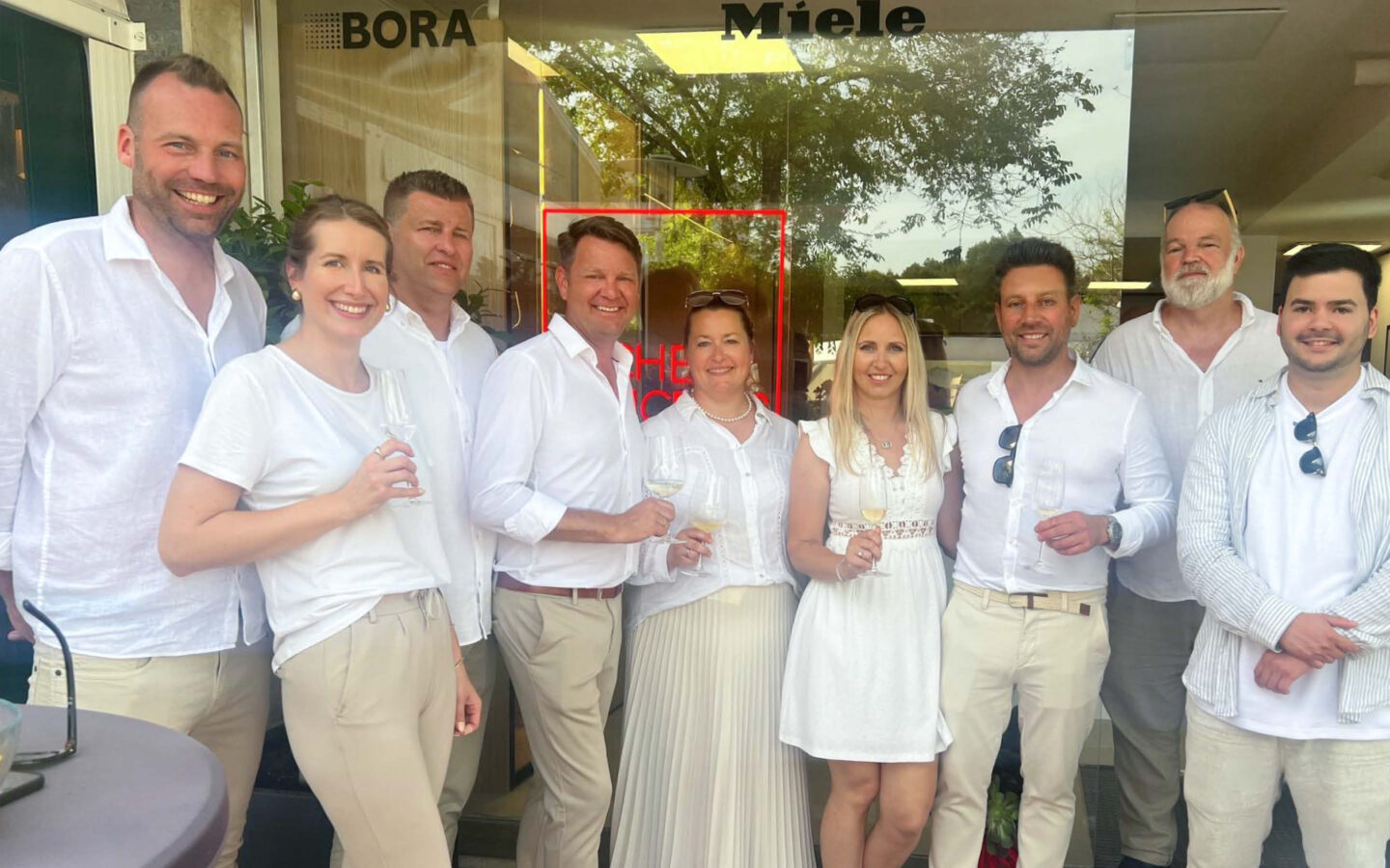 Das kitchen concepts by Kümmel & Käfer Team vor dem Küchenstudio auf Mallorca