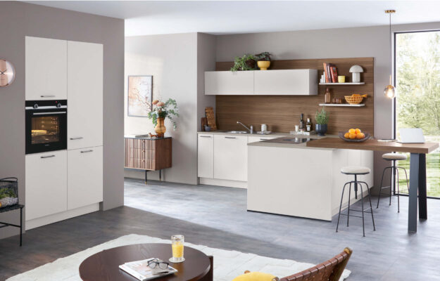 t: Moderne offene Küche mit Holz- und Cremeakzenten, Kücheninsel und Sitzbereich – stilvolles Wohnkonzept von Kitchen Concepts.