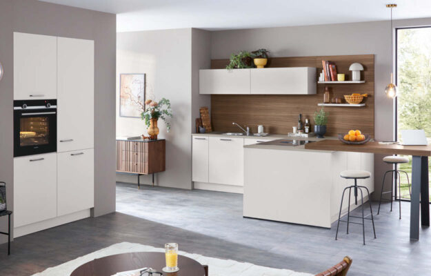 t: Moderne offene Küche mit Holz- und Cremeakzenten, Kücheninsel und Sitzbereich – stilvolles Wohnkonzept von Kitchen Concepts.