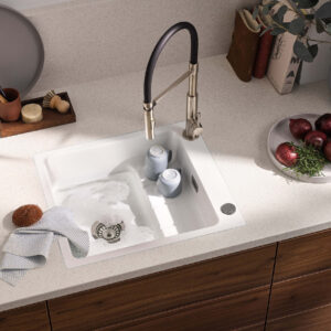 weiße Einbauspüle aus glänzendem Material mit zwei Becken und moderner Küchenarmatur, ideal zum Spülen von Geschirr in stilvoller Küche