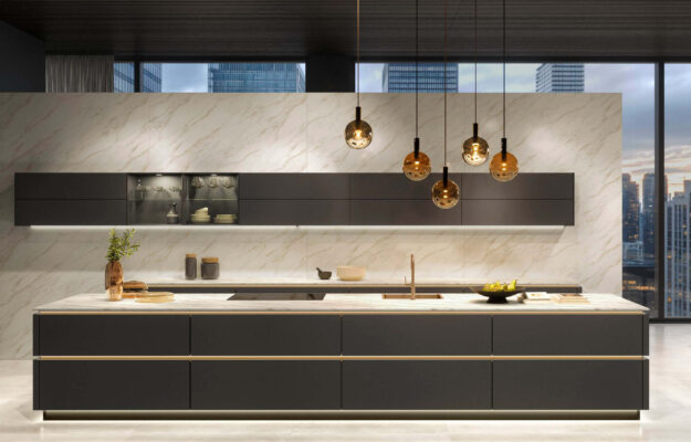 Elegante Nobilia Luxusküche mit edler Marmoroptik, grifflosen Fronten und stilvoller Beleuchtung – minimalistisches Design trifft auf höchste Ansprüche an Ästhetik und Funktion.