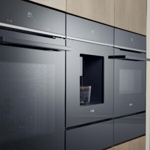 Siemens Einbau-Kaffeemaschine in schwarzem Glas mit Touchdisplay, integriert in moderne Küchenfront für komfortable Kaffeezubereitung auf Knopfdruck