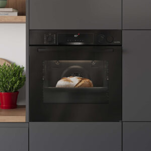Bosch Einbau-Backofen aus schwarzem Glas mit Display, ideal zum Backen von Brot und Speisen in moderner Einbauküche