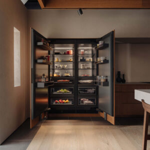 Gaggenau Side-by-Side Kühlschrank mit offenen Türen, edles Design in dunklem Metall, mit beleuchteten Fächern zur optimalen Lagerung von Lebensmitteln