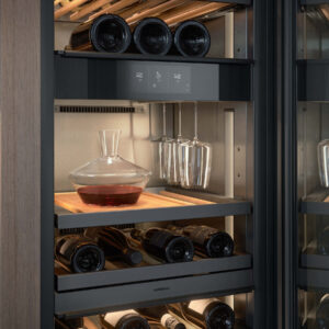 Gaggenau Weinkühlschrank mit Glasfront und Holzböden, temperierte Lagerung von Weinflaschen und Gläsern mit LED-Beleuchtung und modernem Touchdisplay