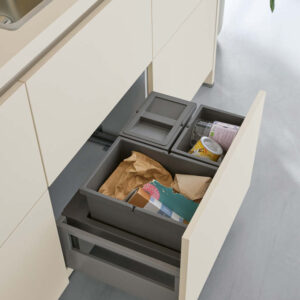 Mülltrennsystem für Küchenschrank mit ausziehbarem Einsatz, graue Kunststoffbehälter zur einfachen Abfalltrennung von Papier, Plastik und Restmüll