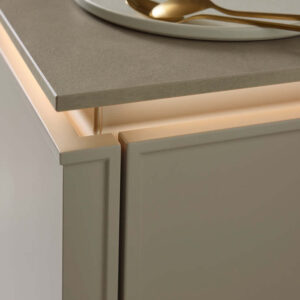 Nolte Beleuchtungssystem mit integrierter LED-Lichtleiste unter Arbeitsplatte, sorgt für indirekte Beleuchtung und modernes Ambiente in der Küche