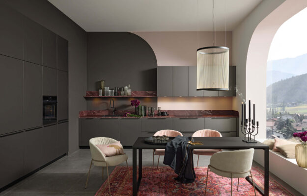 Moderne Nolte Designküche in dunklen Tönen mit edlen Materialien und stimmungsvoller Beleuchtung – stilvoller Treffpunkt für Kochen und Geselligkeit.