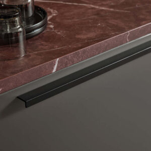 Nolte Küchenfront in dunkler, matter Optik mit integrierter Griffleiste und Arbeitsplatte in Marmoroptik für modernes, elegantes Design