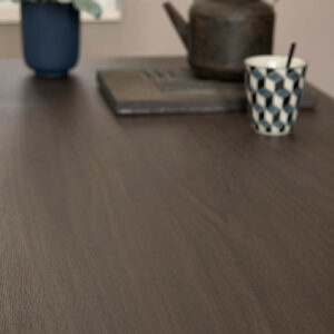 Nolte Holzarbeitsplatte in dunkler Holzoptik mit natürlicher Maserung, robuste Oberfläche für stilvolle und langlebige Nutzung in moderner Küche