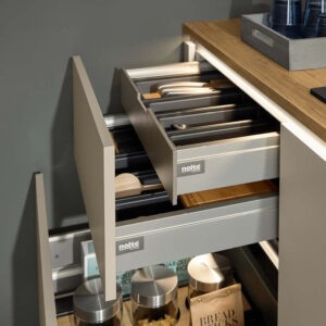 Nolte Ordnungssystem mit ausziehbaren Schubladen und Besteckeinsätzen, sorgt für strukturierte Aufbewahrung und optimalen Stauraum in der Küche