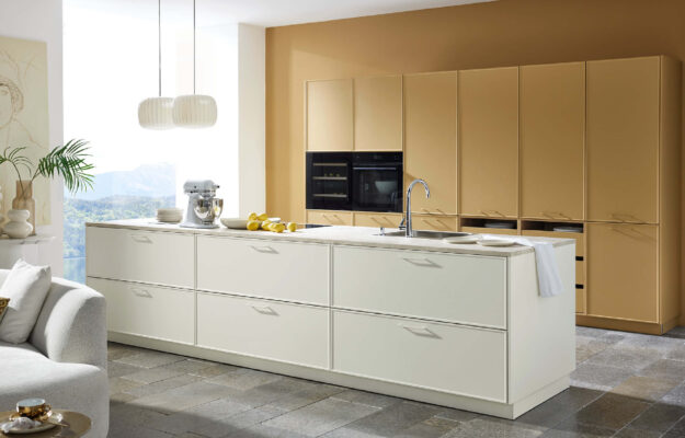 Nolte Einbauküche Made in Germany mit heller Kücheninsel und matten Fronten, kombiniert Stauraum, Spüle und moderne Geräte für funktionales Kochen im Wohnraum