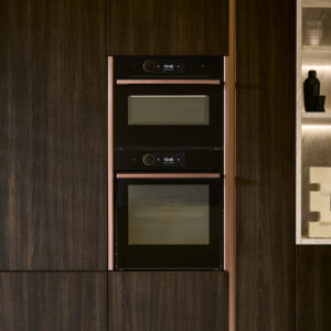 Einbau-Backofen Set in schwarzem Glas mit Touchdisplay, integriert in dunkle Holzhochschrank Küche für modernes Backen und Garen