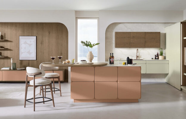 Moderne Ballerina Designküche mit Kücheninsel in warmem Beige, Holzfronten und integriertem Essbereich, offene Wohnküche mit eleganter, minimalistischer Gestaltung