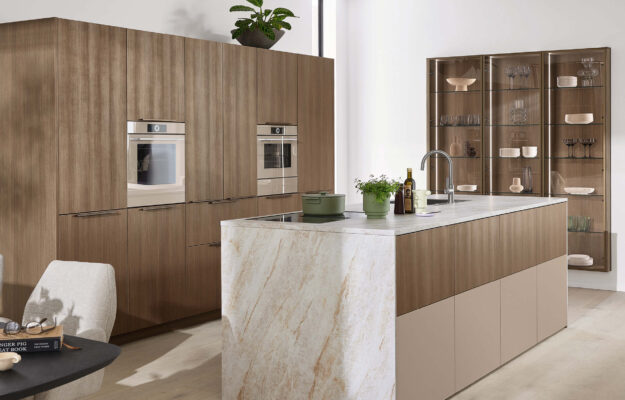 Klassische Ballerina Küche mit Holzfronten und Kücheninsel in Steinoptik, integrierten Geräten und Vitrinenschränken, elegante Wohnküche mit viel Stauraum