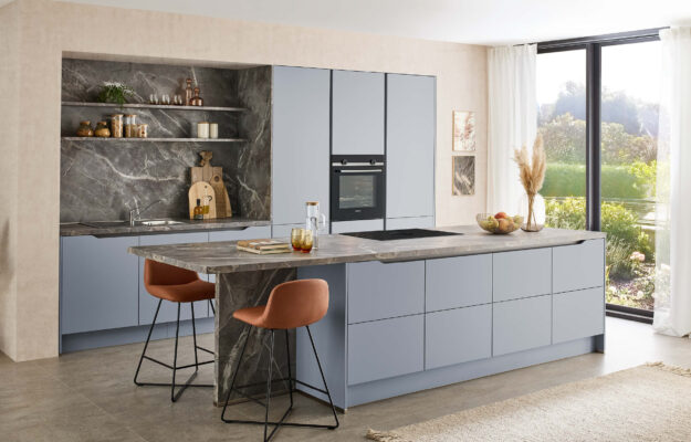 Blaue grifflose Inselküche mit Essecke von nobilia erhältlich bei kitchen concepts