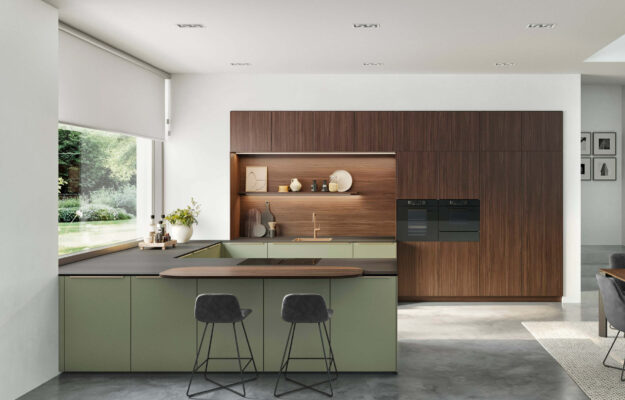 Luxuriöse nobilia-Küche mit Fronten Holzoptik und grünen Fronten erhältlich bei kitchen concepts