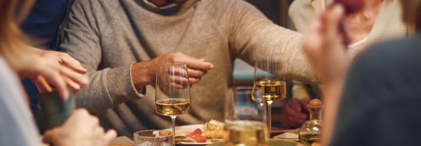 Stimmungsbild gemütliches Essen mit Freunden von Schüller