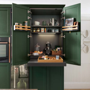 Pantry-Schrank in grüner Küche von Schüller