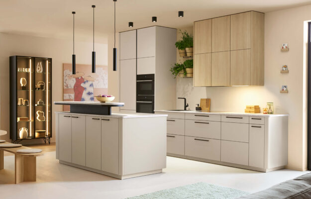 Hochwertige sandfarbene Designküche von Schüller mit abgerundeten Ecken erhältlich bei kitchen concepts