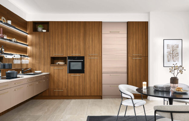 L-förmige Küche von Ballerina mit Fronten in Holzoptik und beleuchtetem Regal erhältlich bei kitchen concepts